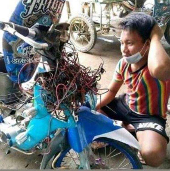 Ini kabel apa rambutan yah, kok semrawut gini?