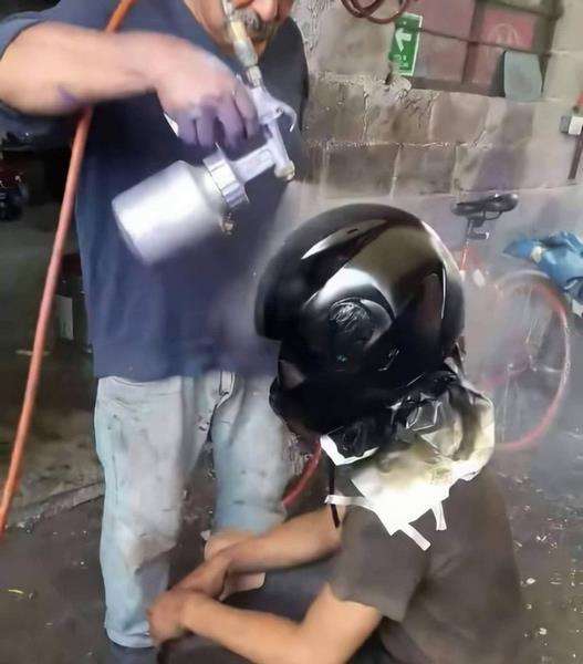 Lagi PPKM, servis cat helm pun pakai sistem drive-thru