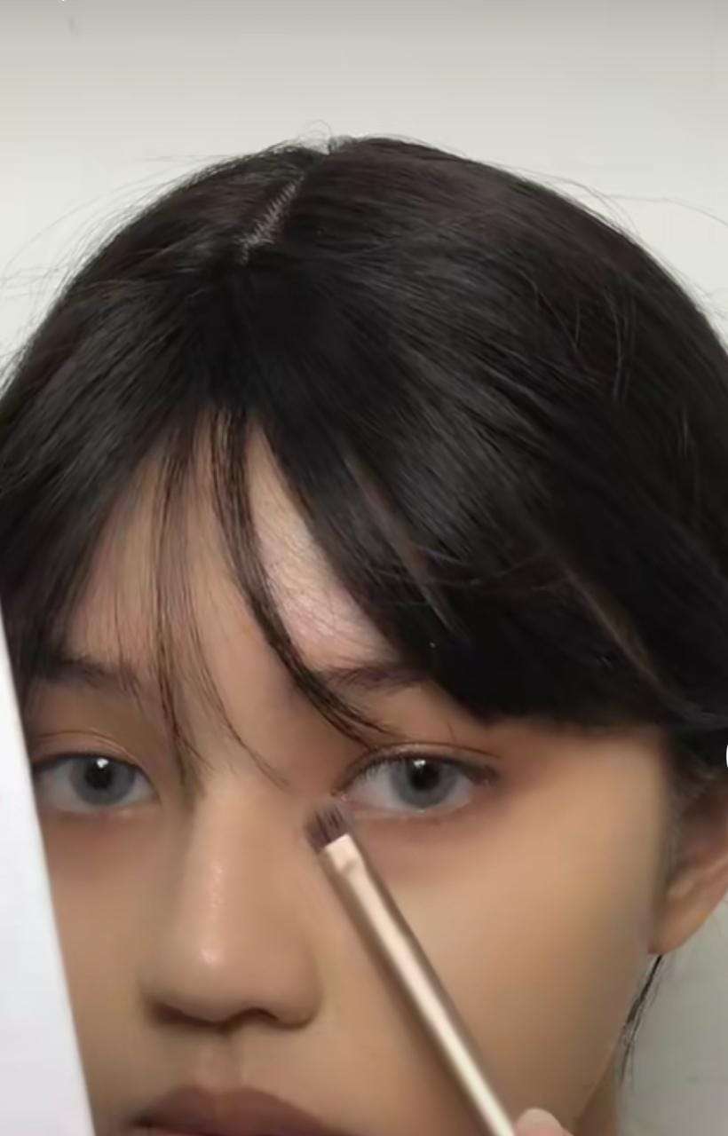 Mengaplikasikan Eyeshadow