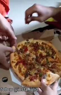 Pizza Pemberian Customer