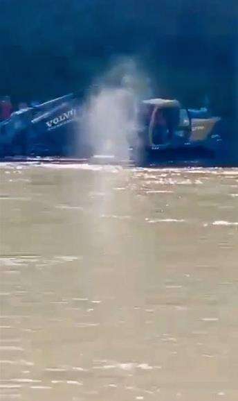 Viral video jasad keluar dari korban tenggelam di sungai.