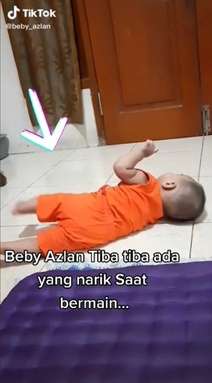 Bayi Bermain Sendiri di Lantai