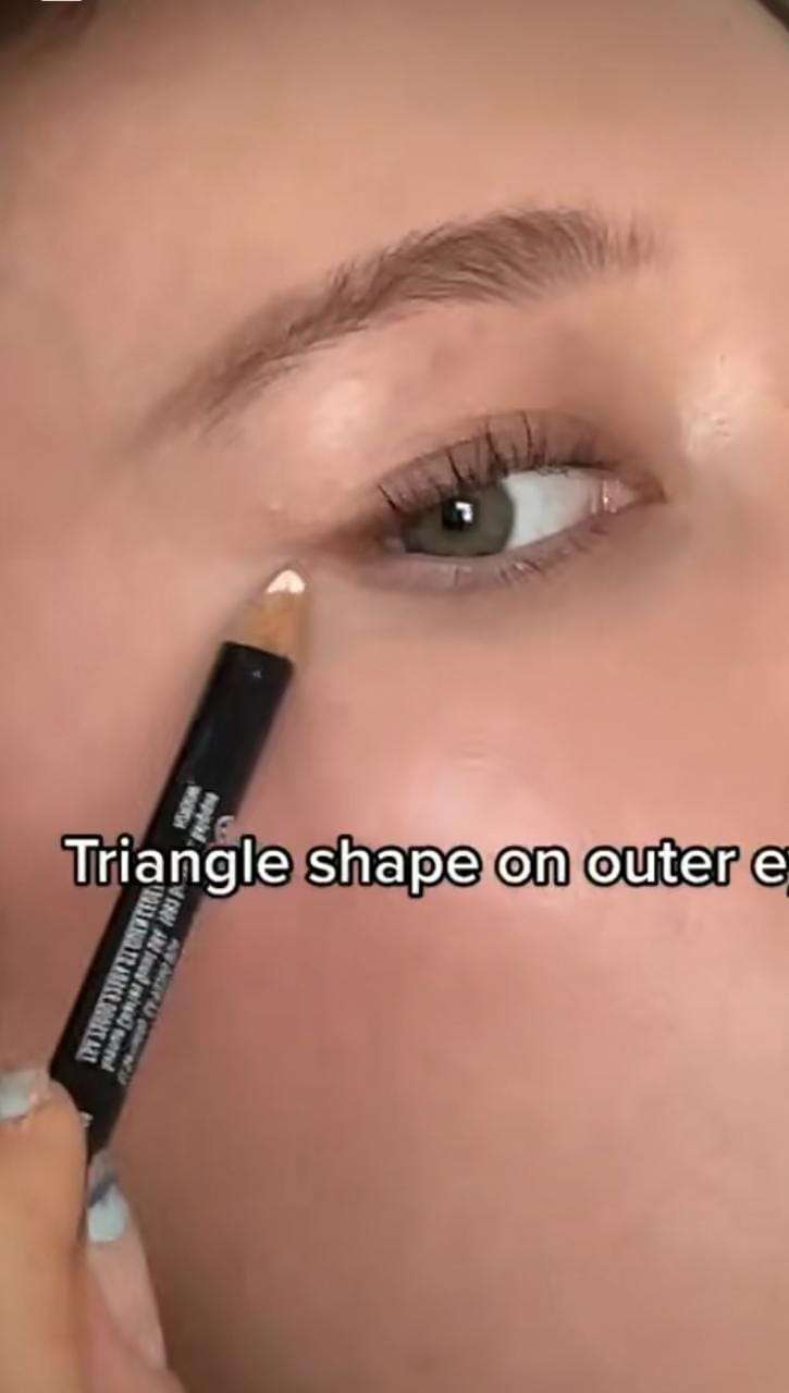 Trik Mengaplikasikan Eyeliner Putih Sebagai Highlighter