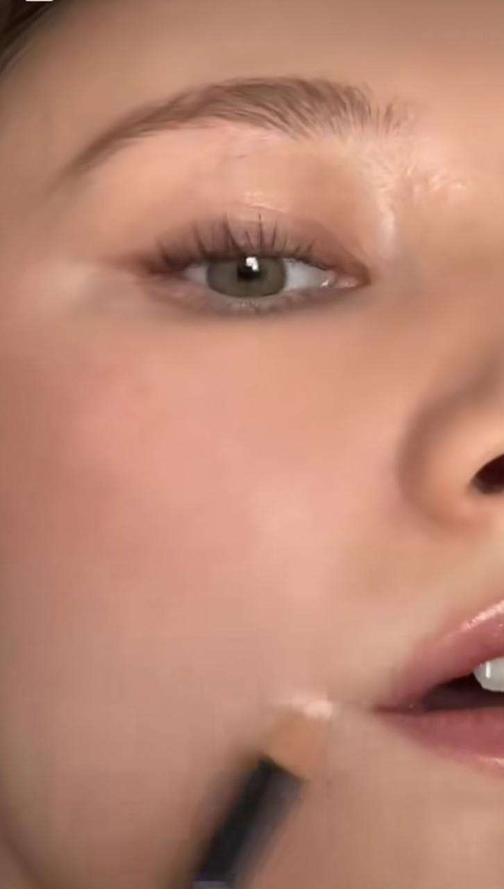 Trik Mengaplikasikan Eyeliner Putih Sebagai Highlighter