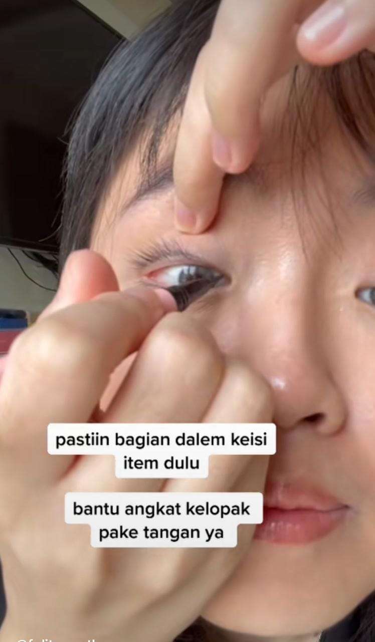 Mengaplikasikan Eyeliner