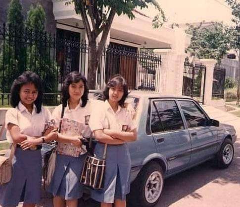 Foto jadul tiga siswi SMA tahun 80an.
