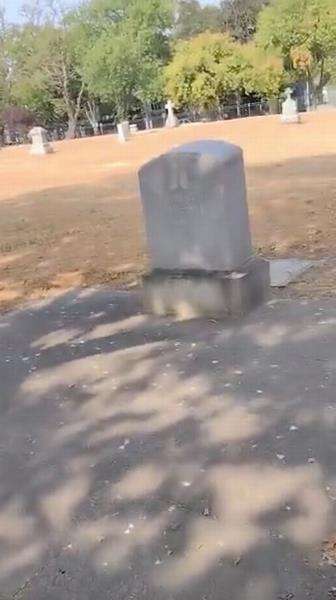 Ngeri, lewat kuburan temukan rambut mayat muncul dari makam.