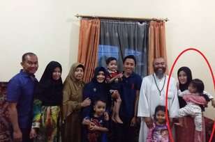 Penampilan Ulfa istri Syekh Puji Penampilan Ulfa istri Syekh Puji