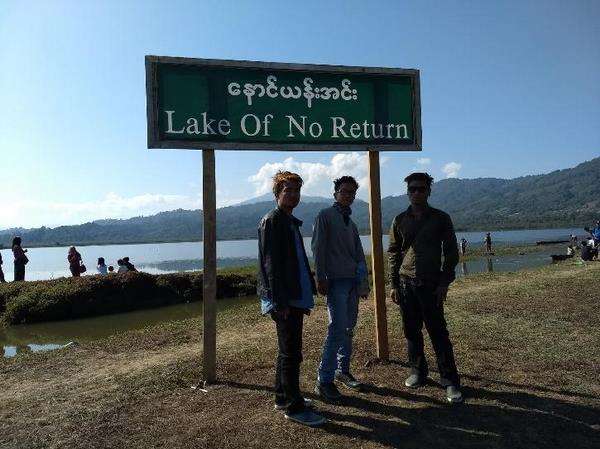 Para turis berpose di bawah tulisan Lake of No Return