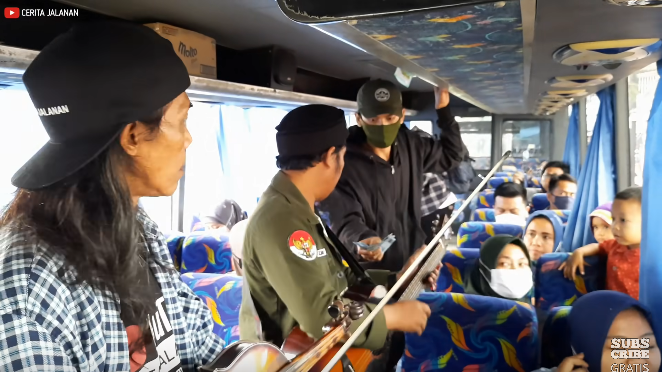 Pengamen bershalawat