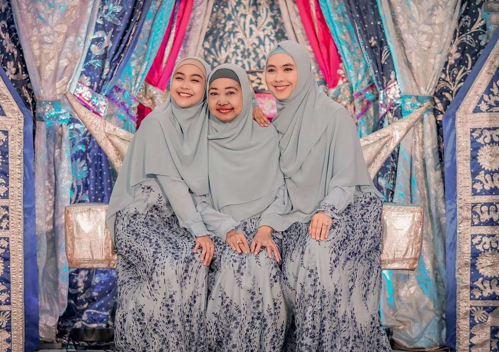 Ricis bersama ibu dan kakaknya Ricis bersama ibu dan kakaknya