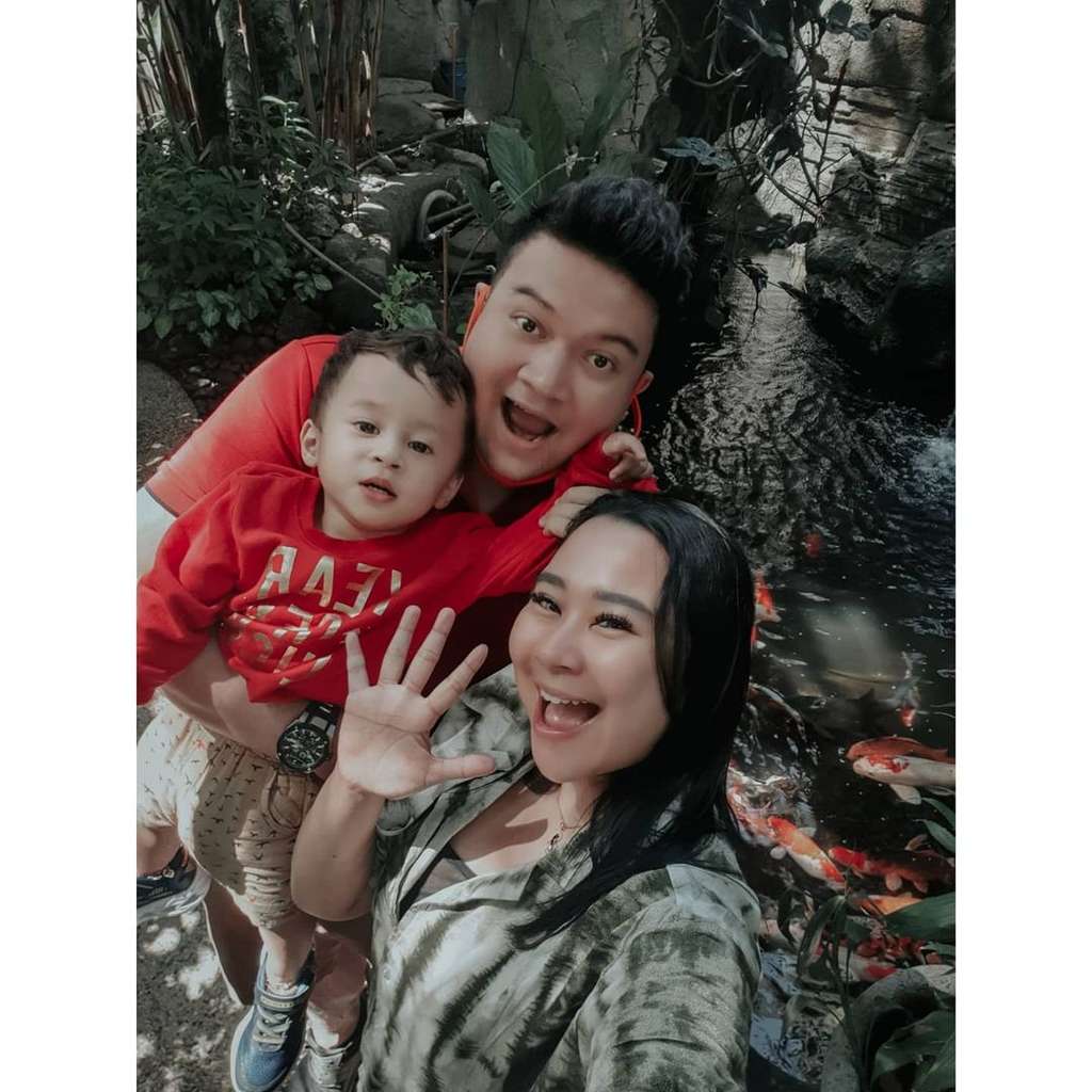 Chikita Meidy bersama anak dan suami