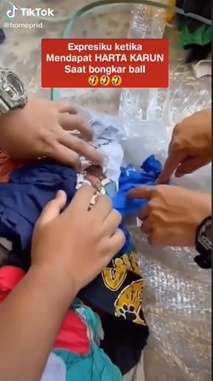 Menemukan 'Harta Karun' saat Bongkar Baju Bekas