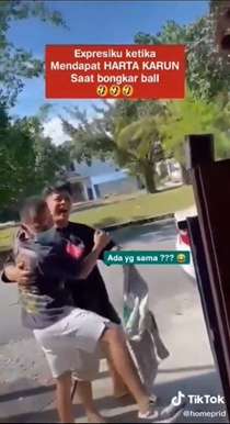 Lari dan Berteriak Kegirangan