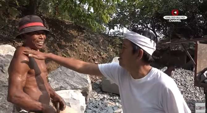 Pria pemecah batu
