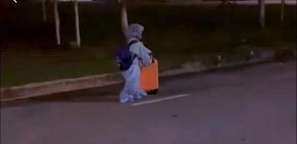 Anak-anak pakai hazmat di RS sendirian tanpa ortu.