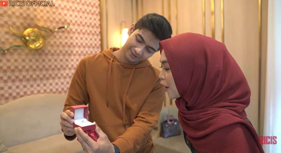 Cincin lamaran Ria Ricis dan Teuku Ryan