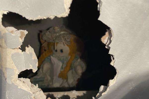Jebol dinding rumah baru, malah ketemu boneka dengan pesan pembunuhan 60 tahun lalu.