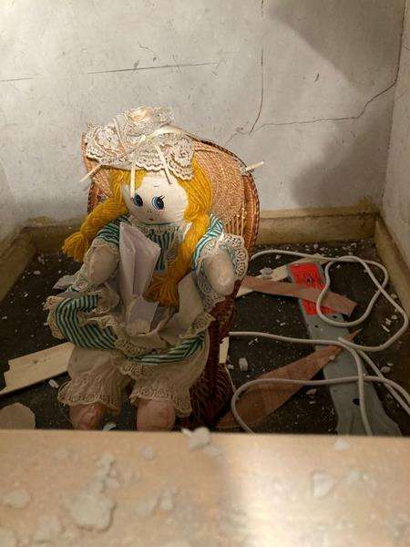 Jebol dinding rumah baru, malah ketemu boneka dengan pesan pembunuhan 60 tahun lalu.