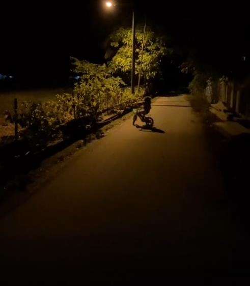 Penampakan anak kecil main sepeda pada pagi buta di samping kuburan.
