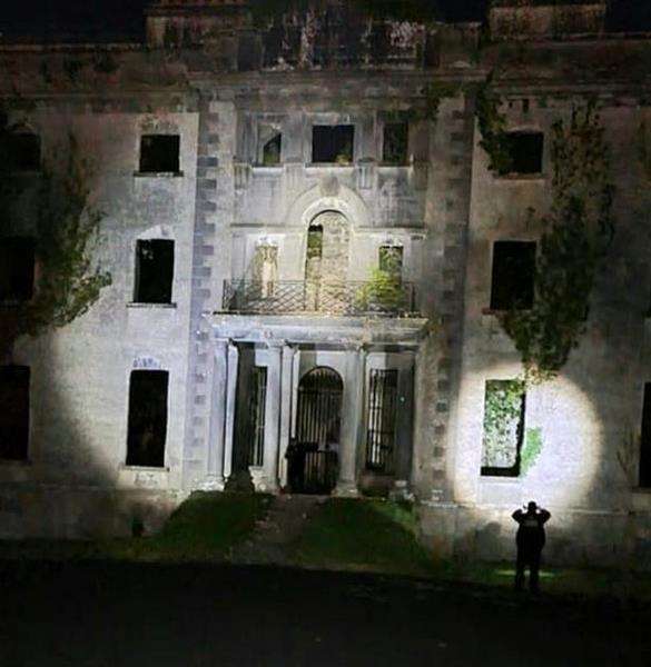 Tampak depan bangunan kuno Moore Hall di Carnacon, Connacth, Irlandia.
