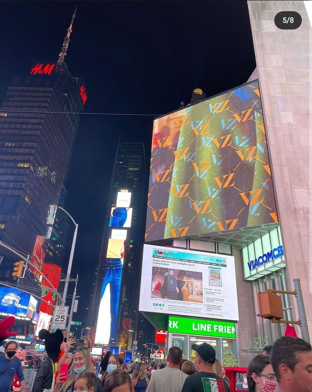 Merek Busana Lokal, Vivi Zubedi Tampil di Billboard di New York