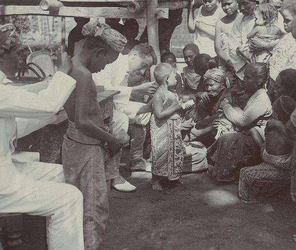 Foto jadul suasana vaksinasi wabah pes di Jawa tahun 1935.