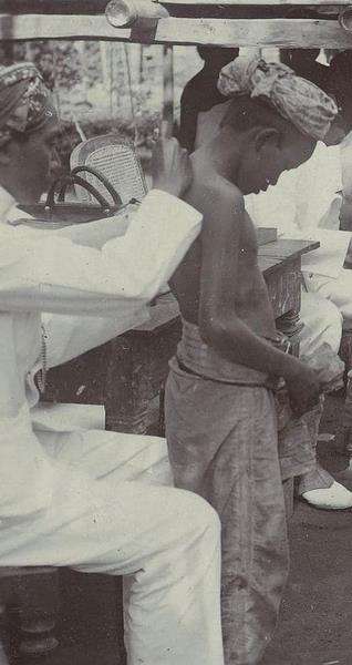 Dokter pribumi sedang menyuntikkan vaksin di Jawa tahun 1935.