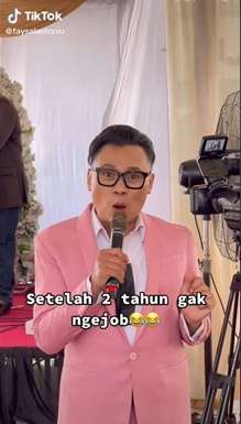Biduan Menyanyi di Sebuah Acara