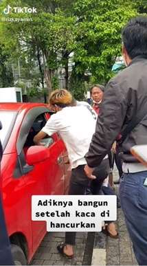 Menghancurkan Kaca Mobil Adiknya yang Dikira Meninggal