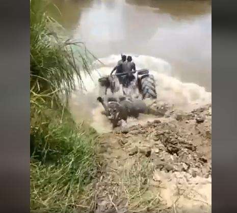 Viral traktor amphibi, bisa diajak menyelam dan mesinnya tidak mati.