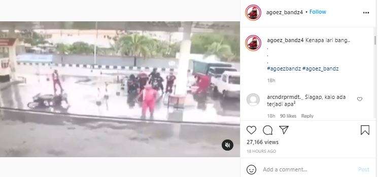 Petugas SPBU tiba-tiba lari ketika ada pemotor yang jatuh. Petugas SPBU tiba-tiba lari ketika ada pemotor yang jatuh.