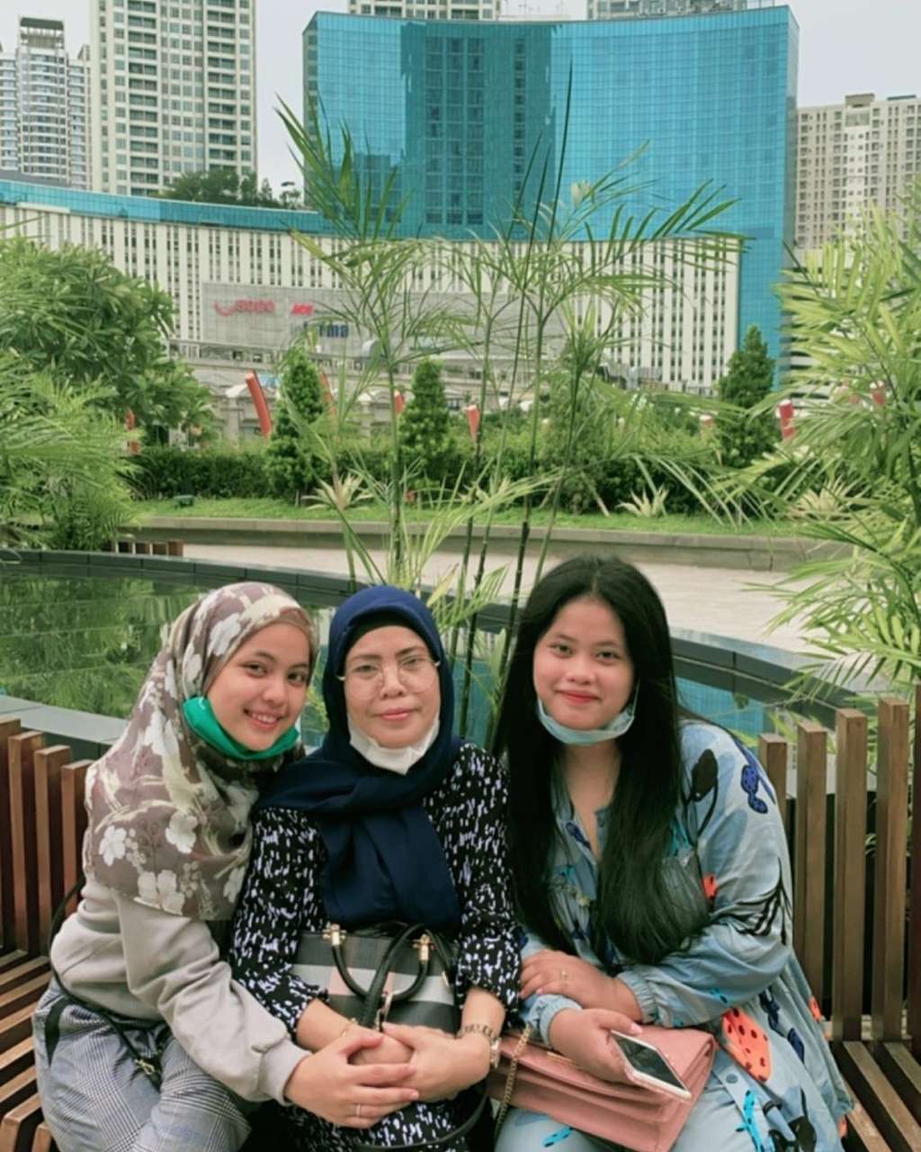 Momen Putri bersama ibunda