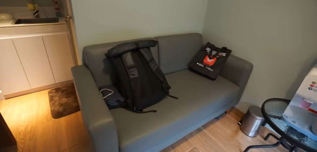 Sofa di kamar Dimas Ahmad