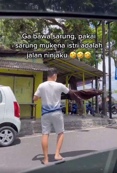 Suami lupa bawa sarung pas mau sholat, mukena istri jadi pengganti.