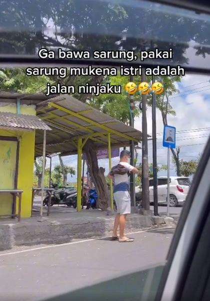Suami lupa bawa sarung pas mau sholat, mukena istri jadi pengganti.