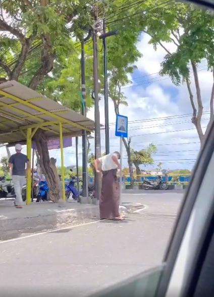 Suami lupa bawa sarung pas mau sholat, mukena istri jadi pengganti.