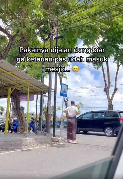 Suami lupa bawa sarung pas mau sholat, mukena istri jadi pengganti.