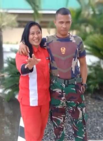 Wanita berpacaran dengan prajurit TNI