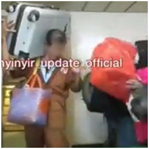 Seorang Bapak Jadi Tukang Angkut Barang Penumpang