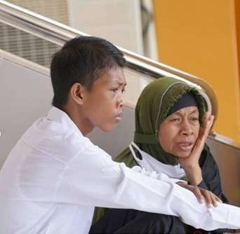 Seorang Ibu Dampingi Anaknya Tes CPNS
