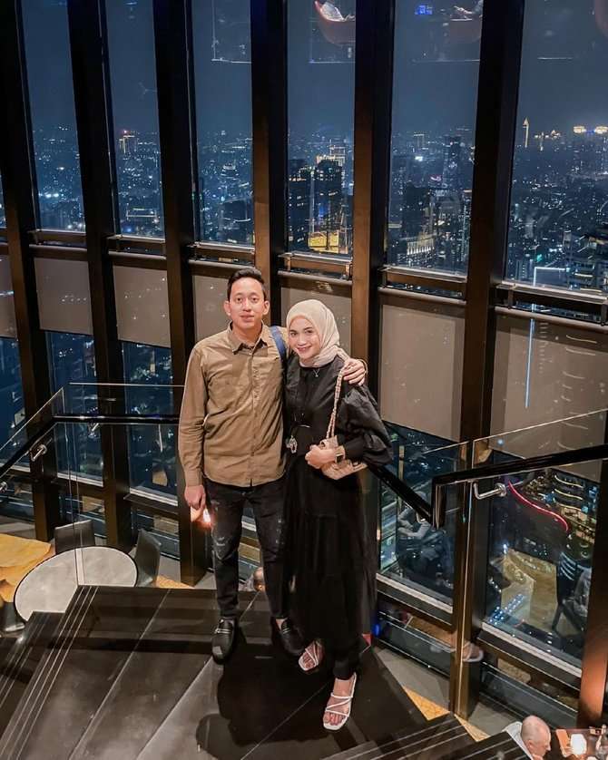 Wanita berpacaran dengan prajurit TNI