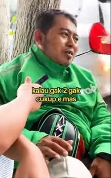 Driver Ojol Nyambi Pengantar Makanan Online