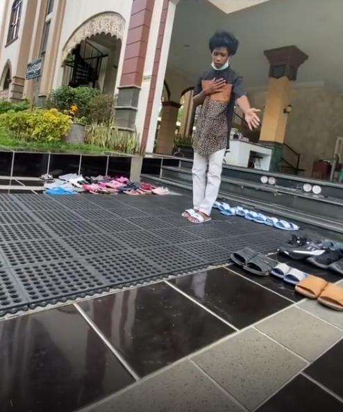 Pemuda ini menyambut, menata sanda, dan mendoakan jamaah masjid.