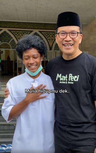 Pemuda ini menyambut, menata sanda, dan mendoakan jamaah masjid.