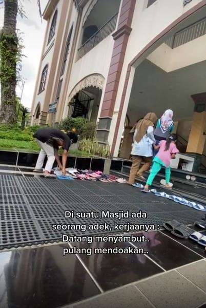Pemuda ini menyambut, menata sandal, dan mendoakan jamaah masjid.