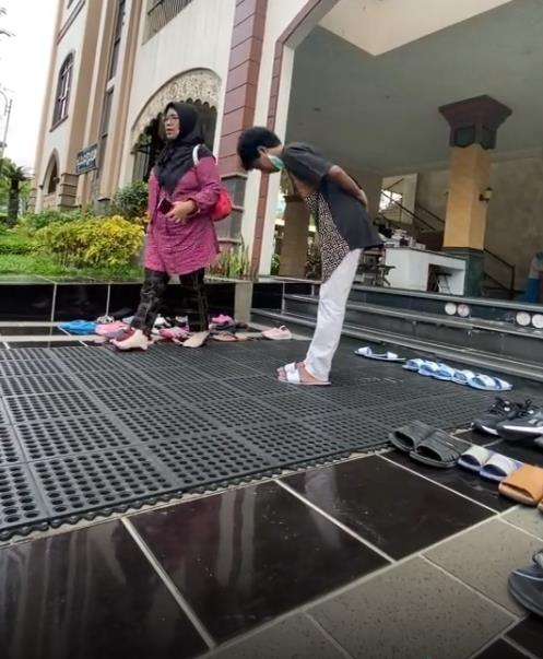 Pemuda ini menyambut, menata sandal, dan mendoakan jamaah masjid.