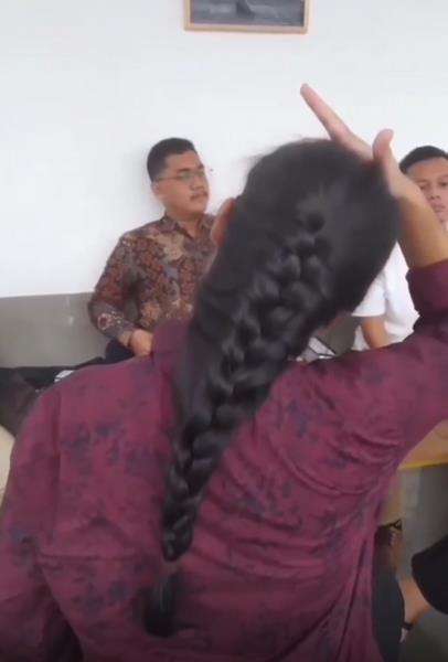 Sosok berambut panjang dikepang lagi kegerahan bikin penasaran.