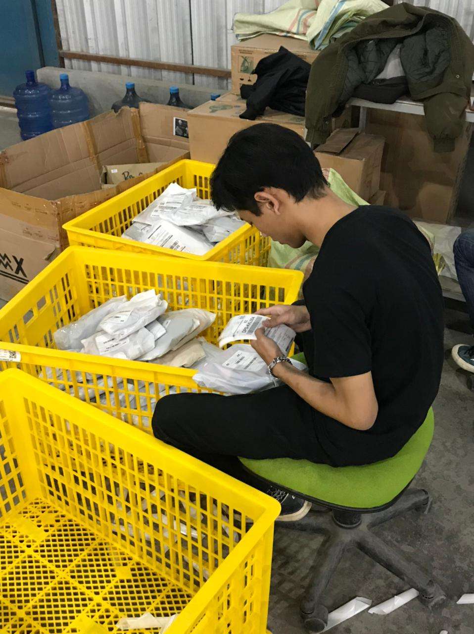 Suasana produksi di Athletica.
