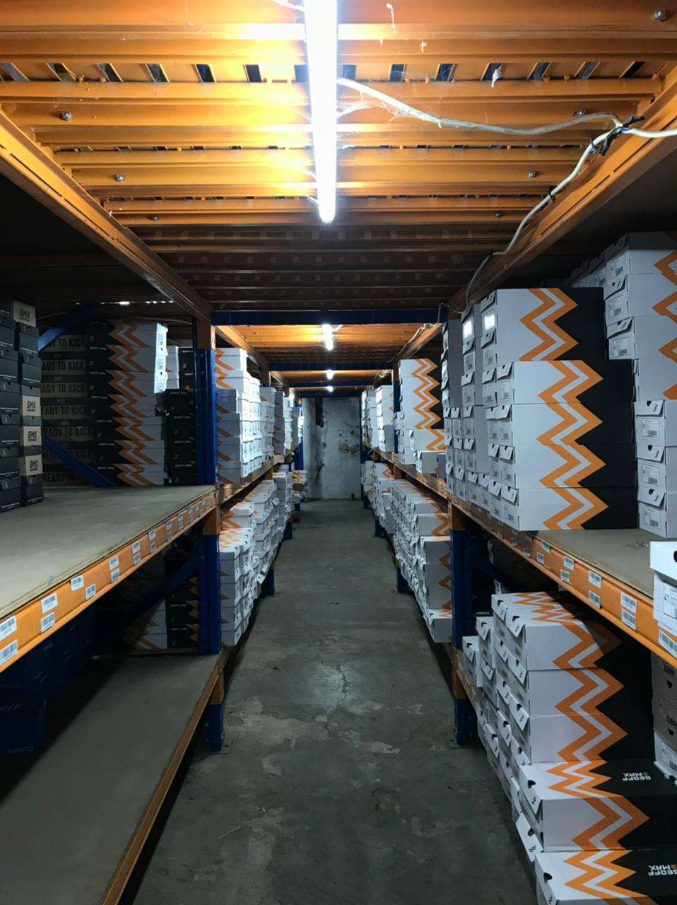 Suasana stok di gudang Athletica/